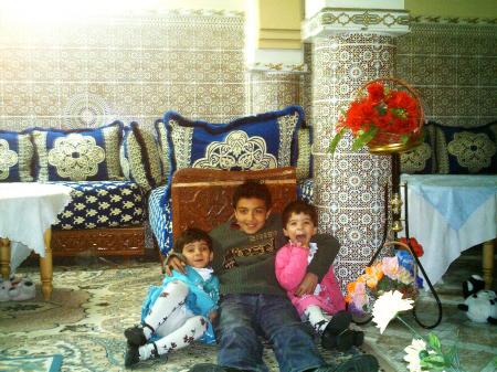 omar au milieu d ses 2 soeur safa et maroua