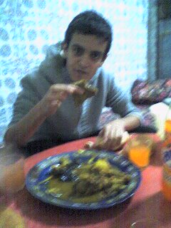 youness t3elem ltiyab o howa ityebb lina l7emm blber9o9